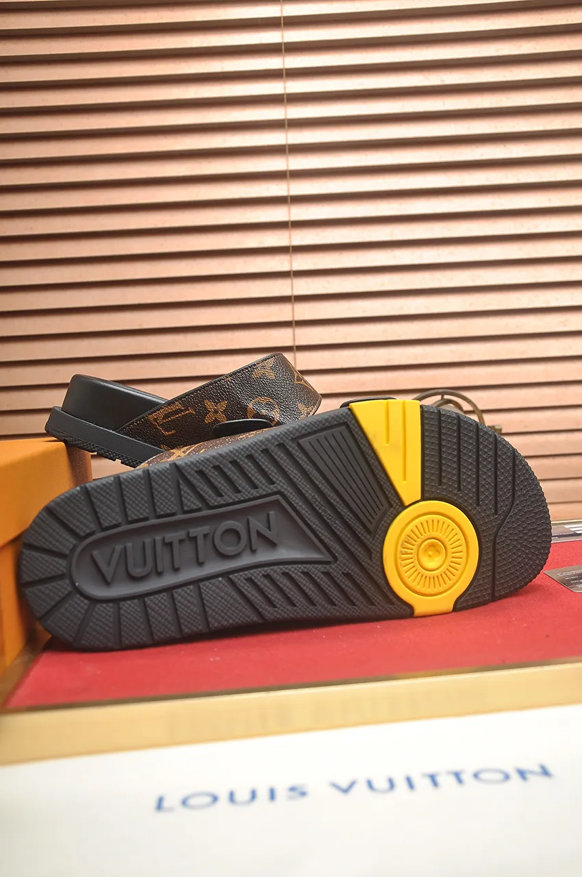 Men's shoes 💰400💶 [Louis Vuitton LV slippers] (high-end cowhide) counter 1:1 fashion style, a must-have for summer! The designer used LV’s iconic outsole. The original simple slippers instantly become fashionable! The upper is made of flexible special cowhide leather straps alternately, and the workmanship is exquisite! A must-have for stylish men in summer, size 38-45 (45 customized)